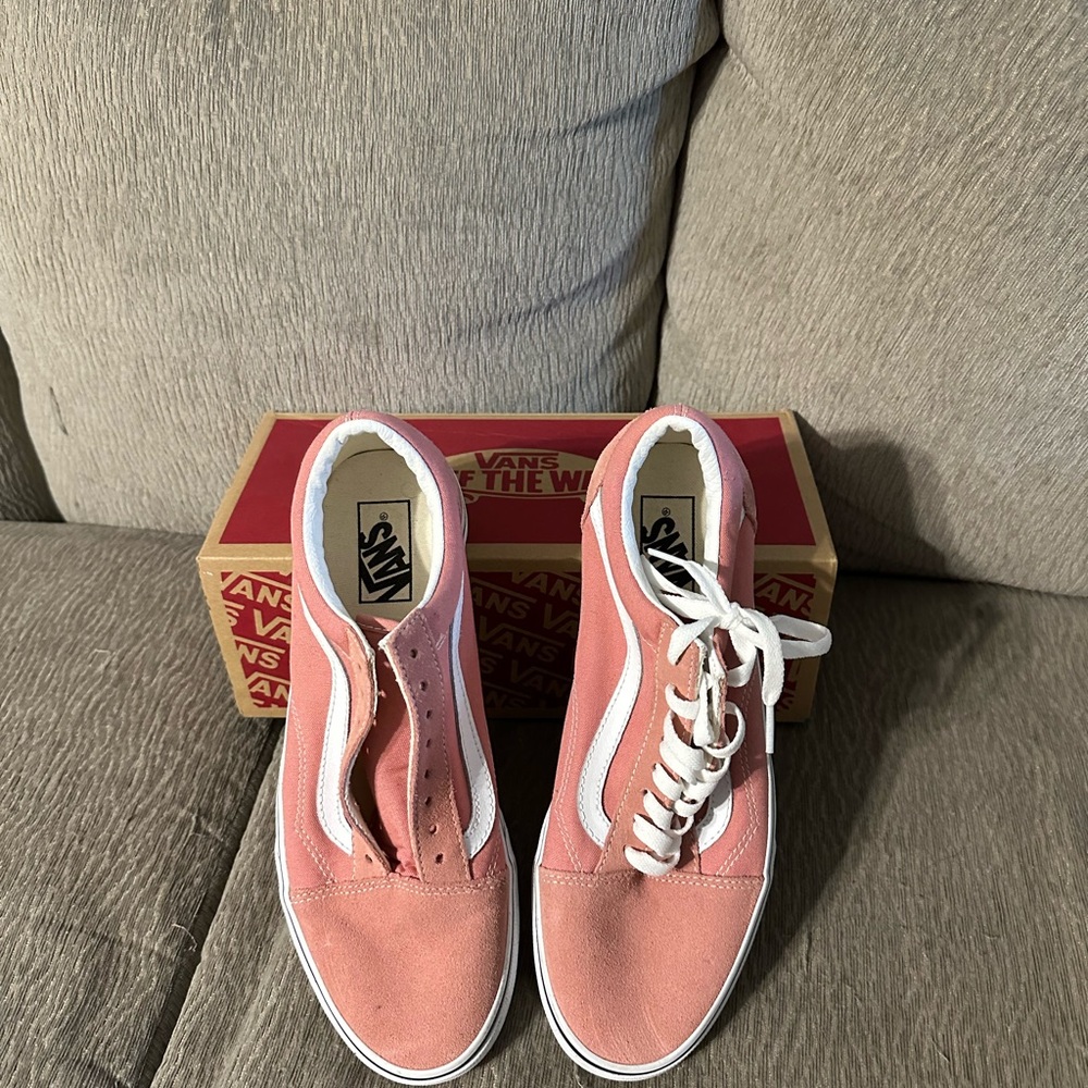 Never used 
Missing one shoelace 
Perfect condition otherwise